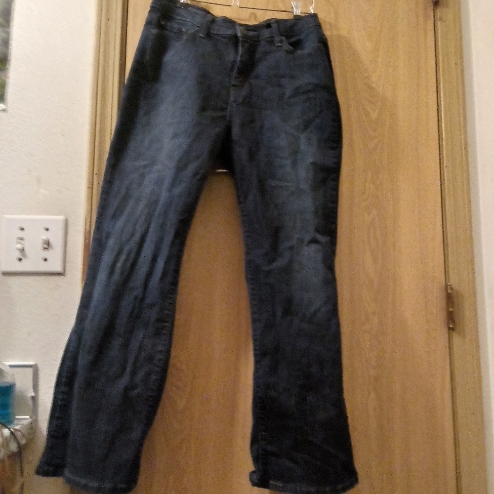 Perfectly Slimming Levi's - Picture 2 of 5